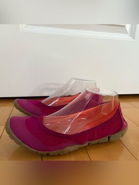 Nike Slip On Active Flats in Magenta Size 8